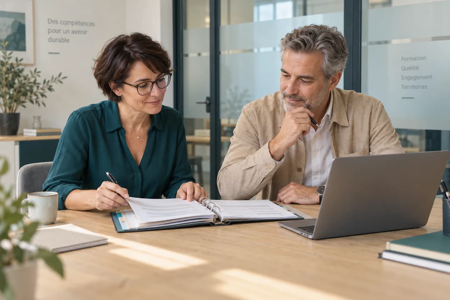 Illustration : une responsable formation et un consultant préparent un dossier d’audit